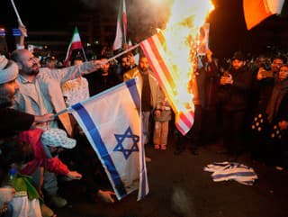 Iránski provládni demonštranti pália