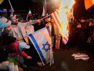 Iránski provládni demonštranti pália