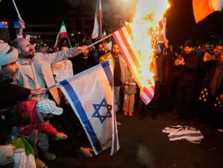 Iránski provládni demonštranti pália