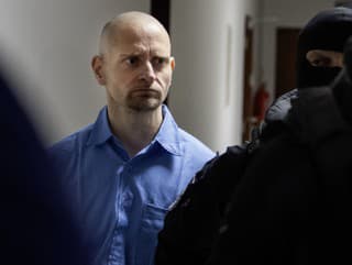 Na snímke vľavo obžalovaný