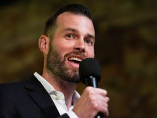 Republikán Clay Fuller.