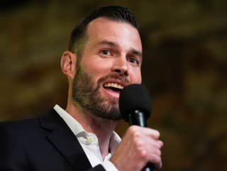 Republikán Clay Fuller.