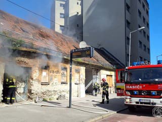 Hasiči zasahujú pri požiari