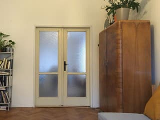 Bol temný, zastaraný a