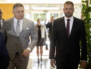 zľava premiér SR Robert