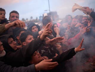 Vysídlené rodiny naťahujú ruky