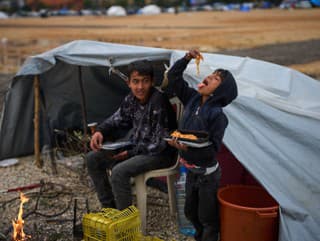 Na snímke libanonskí chlapci,