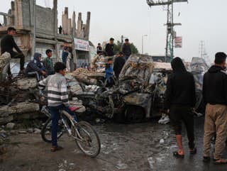 Palestínčania si prezerajú vrak