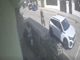 Cyklista nabúral do auta