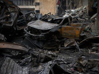 Na snímke obyvateľka kontroluje