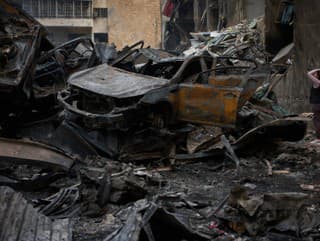 Na snímke obyvateľka kontroluje