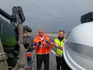 Na snímke uprostred minister