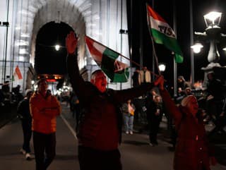 Ľudia oslavujú v uliciach