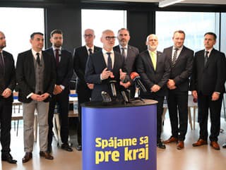 Na snímke uprostred predseda