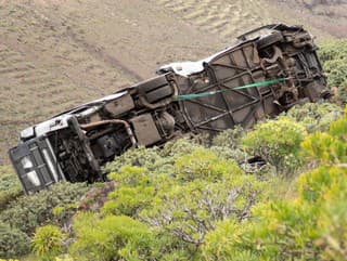 Autobus sa zrútil do