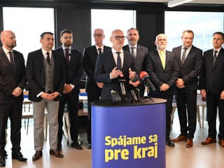 Na snímke uprostred predseda