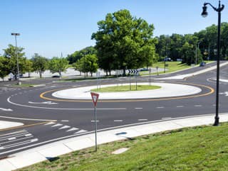 Kruhový objazd, ktorý POPIERA