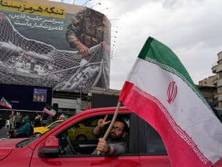 Muž ukazuje znak víťazstva,