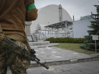 Ukrajinský vojak stojí na