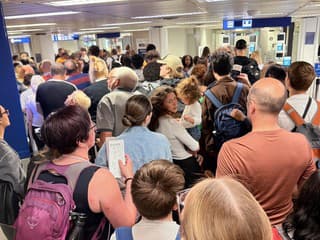 Škandál na letisku! Zaplatili