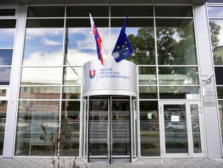 Vchod budovy Najvyššieho správneho