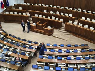 Poslanci odštartovali schôdzu: V