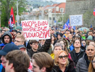 Opozícia v uliciach: Pred