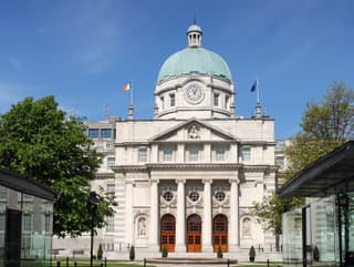 Írska vláda ustála pád: