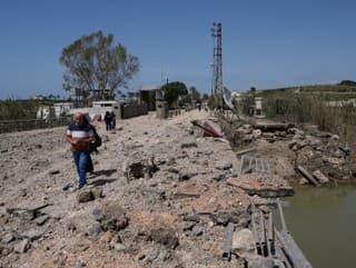 Ľudia kráčajú cez kráter