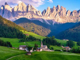 Nádherná dedina v Dolomitoch