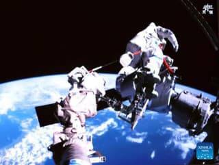 Posádka Shenzhou21 na palube