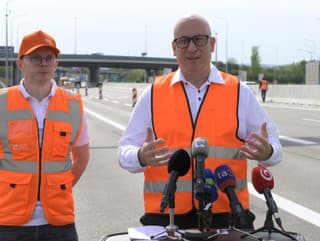 Na snímke vpravo minister