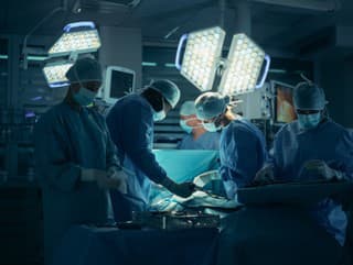 Nedostatok personálu brzdí operácie