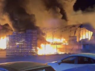 Požiar plastových paliet pri