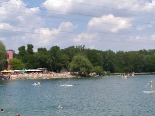 Poslanci v Petržalke podali