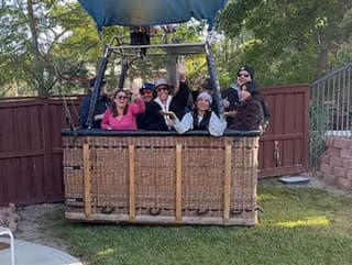 Na záhrade im pristál