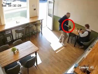 Muž zaútočil v kaviarni