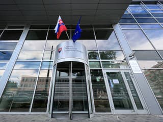 Vchod budovy Najvyššieho správneho