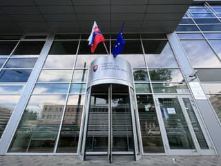 Vchod budovy Najvyššieho správneho