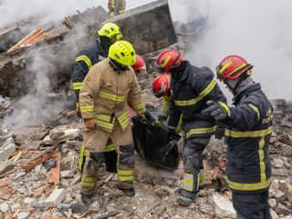 Záchranári a hasiči vynášajú