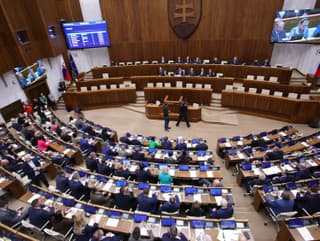 Poslanci zasadli: Deň začali