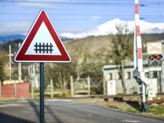 Spozornite! Železničné priecestie v