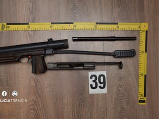 Nelegálna brokovnica, samopal aj