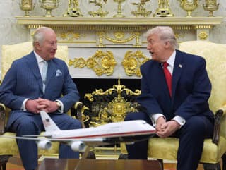 Na snímke britský kráľ