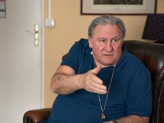 Gérard Depardieu (77) v