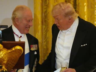 Kráľ Karol perlil na