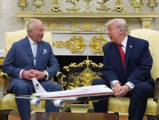 Na snímke britský kráľ