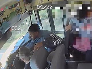 Deti zabrzdili autobus.