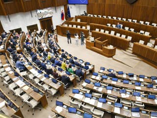 Poslanci začali rokovanie, pokračujú