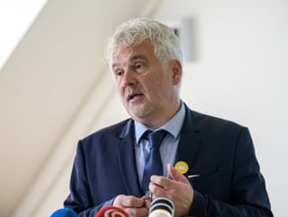 Na snímke komisár pre